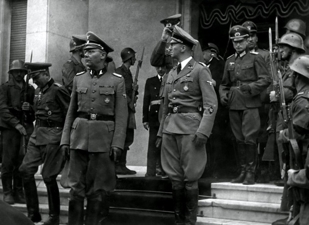 Емануел Шефер (лево) и Бруно Затлер испред бугарске амбасаде у Београду, септембра 1943.